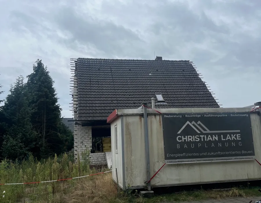 Kernsanierung in Lingen-Biene, neu eingedecktes Dach im Rohbauzustand