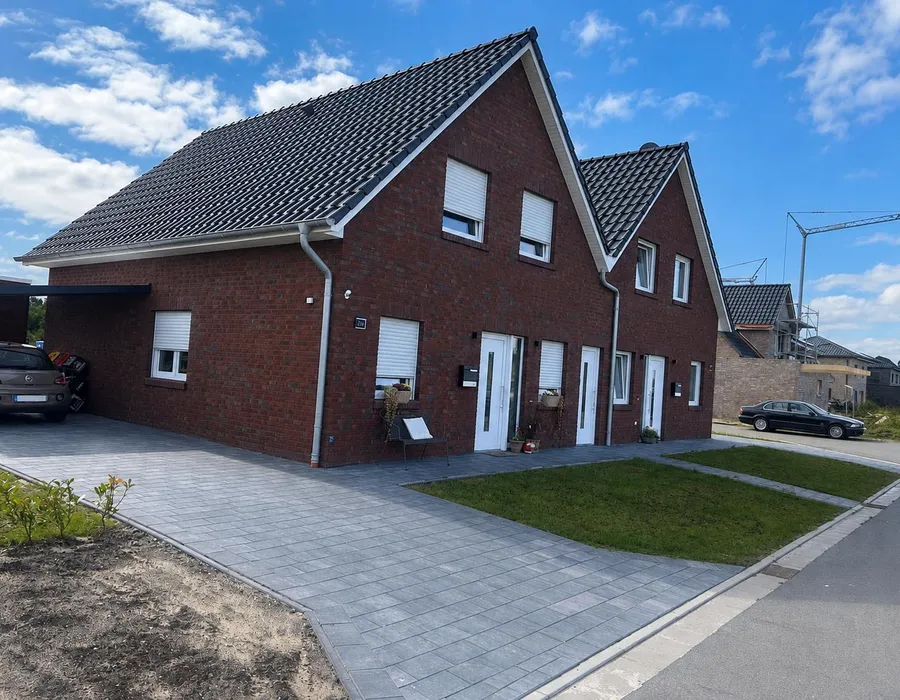 Doppelhaus mit Carport in Twist, Gesamtansicht mit Klinkerfassade