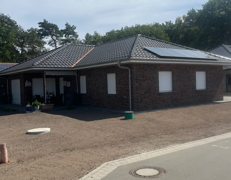 Winkelbungalow mit Walmdach in Varloh, Hausecke mit Photovoltaikanlage