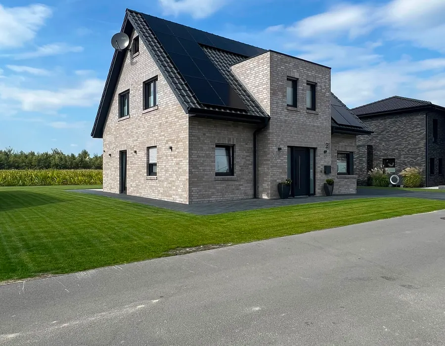 Einfamilienhaus mit Carport in Twist, Straßenansicht mit Klinkerfassade