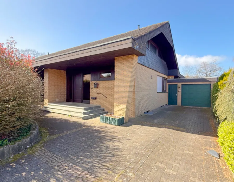 Sanierungsobjekt in Lingen-Holthausen, Straßenansicht mit Klinkerfassade