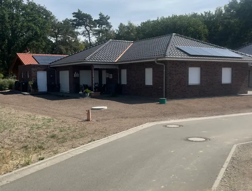 Winkelbungalow mit Walmdach in Varloh, Gesamtansicht