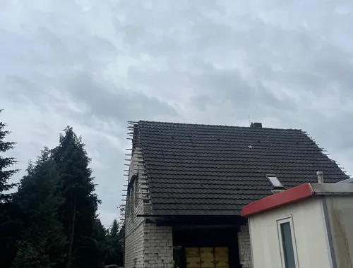 Kernsanierung in Lingen-Biene, Giebelansicht mit neuem Dachstuhl