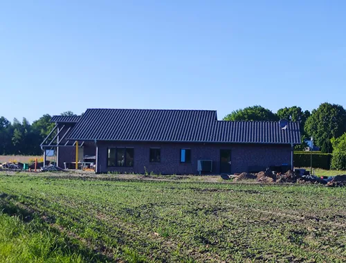 Bungalow mit Satteldach in Varloh, Tagesansicht der Klinkerfassade