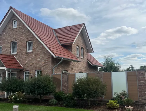 Einfamilienhaus mit Garage in Osterbrock, Seitenansicht mit Nachbargebäude