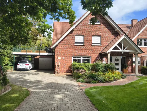 Erweiterung eines Einfamilienhauses in Lingen-Holthausen, Carport mit Balkon-Erweiterung