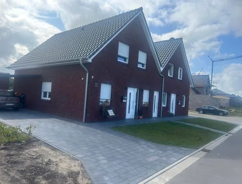 Doppelhaus mit Carport in Twist, Eingangsseite beider Haushälften
