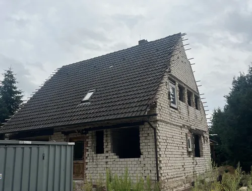 Kernsanierung in Lingen-Biene, Fassade im Rohbauzustand mit Gerüst