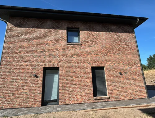 Einfamilienhaus mit Carport in Lohne, Giebelansicht mit Klinker