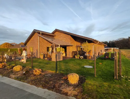 Bungalow mit Satteldach in Varloh im warmen Abendlicht