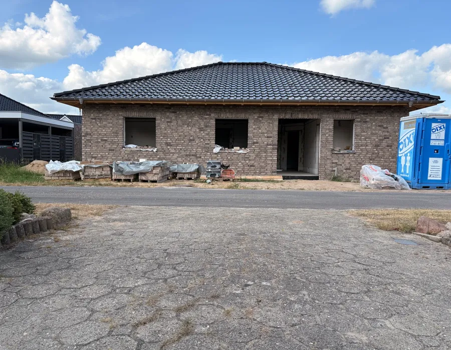 Neubau Winkelbungalow in Osterbrock, Rohbau mit fertig eingedecktem Dach