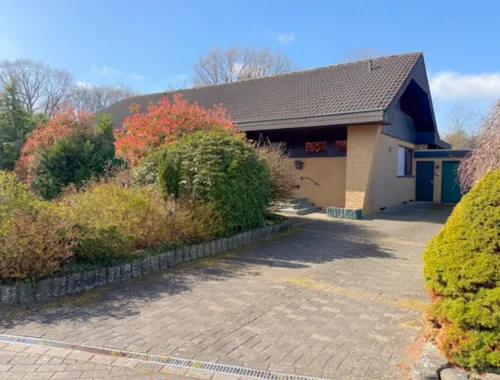 Sanierungsobjekt in Lingen-Holthausen, Gartenansicht mit Einfahrt