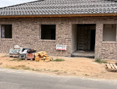 Neubau Winkelbungalow in Osterbrock, fortgeschrittener Rohbau mit Klinkerfassade