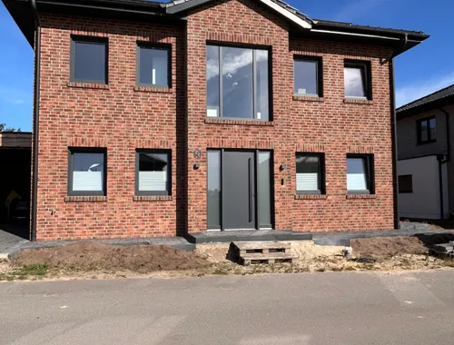 Einfamilienhaus mit Carport in Lohne, Straßenansicht mit Satteldach