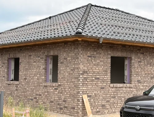 Neubau Winkelbungalow in Osterbrock, Detailansicht von Dach und Klinkerfassade