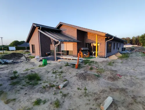 Bungalow mit Satteldach in Varloh, überdachte Terrasse im Abendlicht