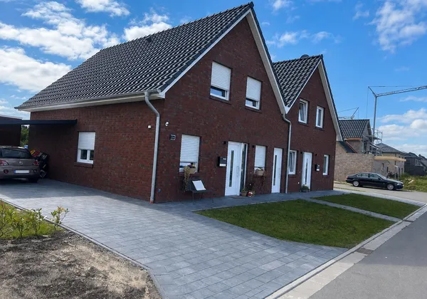 Doppelhaus mit Carport in Twist, Gesamtansicht mit Klinkerfassade