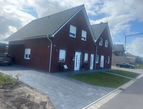 Doppelhaus mit Carport in Twist, Eingangsseite beider Haushälften