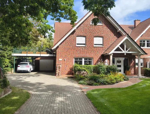 Erweiterung eines Einfamilienhauses in Lingen-Holthausen, Carport mit Balkon-Erweiterung