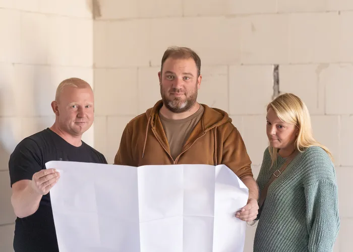 Christian Lake im Beratungsgespräch mit Bauherren auf der Baustelle