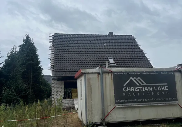 Kernsanierung in Lingen-Biene, neu eingedecktes Dach im Rohbauzustand